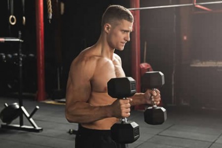 3个肱二头肌训练动作 帮你练出粗壮的手臂