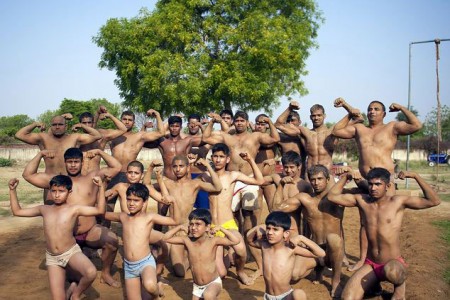 印度“肌肉村”男子天天健身 个个强壮剽悍